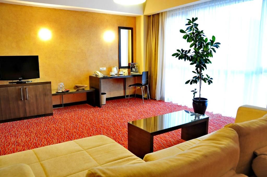 Отель Hotel Clermont Ковасна-59